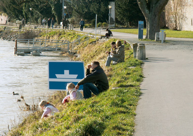 Besucher am Donauufer